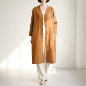 以下が含まれることがあります： 「Welcome to our home」の白い文字が書かれた、素朴な木製の看板。使い古したような仕上がりで、シンプルながらも人を招き入れるようなデザインです。