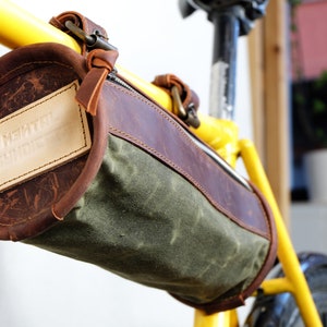 Bolsa para cuadro de bicicleta, minimalista, de lona encerada y cuero, color verde militar, para herramientas de bicicleta, soporte para teléfono o tarjeta, regalo personalizado para ciclistas