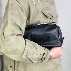 Borsa cosmetica in pelle nera, kit da toilette personalizzato, beauty case in pelle nera per viaggio, kit da toilette in pelle con monogramma, borsa in pelle senza tempo