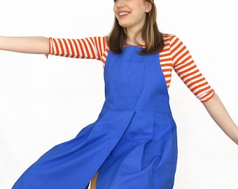 Delantal plisado azul cobalto con abertura en la pierna: ropa de trabajo de cerámica artística hecha a mano.