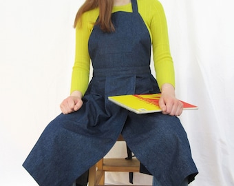 Delantal plisado de mezclilla oscura con abertura en la pierna: Ropa de trabajo para alfareros y artistas.
