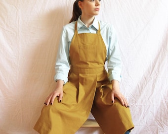 Delantal de cerámica de lona ocre plisada: delantal con abertura en la pierna, ropa de trabajo para artistas.