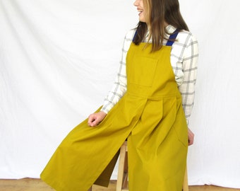 Delantal de lona color mostaza con abertura en la pierna: Ropa de trabajo para cerámica y artistas.