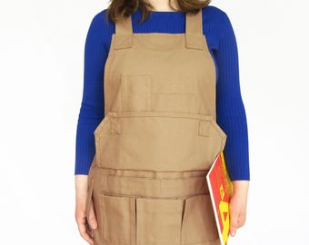 Delantal de taller de lona de algodón: espalda cruzada ajustable, solapa de bolsillo magnética.