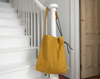 Bolsos de hombro de patchwork hechos con retales de lona reciclada, correa ajustable de paracord y bolsillo interior. Ocre 003