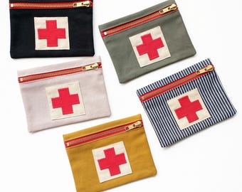 Mini botiquín de primeros auxilios hecho a mano: estuche para medicamentos de viaje.