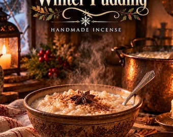 Może przedstawiać: Miska parującego puddingu ryżowego z gwiazdką anyżu i cynamonem, z etykietą Emberlore Spiced Winter Pudding Handmade Incense. Miska ma teksturowane brązowe wykończenie i stoi obok lasek cynamonu oraz całych przypraw korzennych.