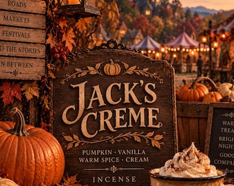 Może przedstawiać: Drewniany szyld z napisem Jack's Creme oraz pumpkin, vanilla, warm spice, cream. Obok znajduje się kubek z bitą śmietaną, miseczka z laskami cynamonu i dynie, a w tle widać jesienne liście oraz wiszącą latarnię.