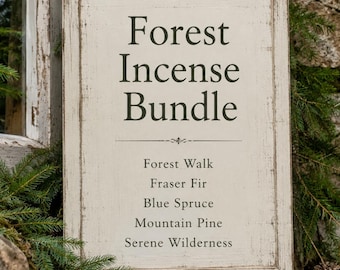Może przedstawiać: Oprawiony znak z napisem "Forest Incense Bundle" czarnymi literami. Znak wymienia zapachy: Forest Walk, Fraser Fir, Blue Spruce, Mountain Pine i Serene Wilderness. Znak jest otoczony zielenią.