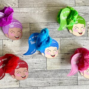 Chouchous étiquettes de bonne chance, 5 couleurs incluses d'étiquettes de nœud de cheveux de compétition de gymnastique de danse, étiquettes d'équipe à associer avec une cravate de cheveux