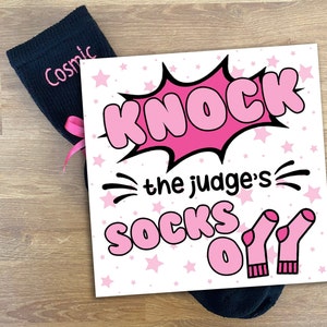 Knock the Judges Socken ab, Cheer Dance Gymnastics Contest Good Luck Tags, Pink Team Sports Tag zum Kombinieren mit Socken