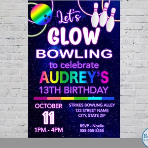 Pode incluir: Um convite de festa de aniversário que brilha no escuro para o 13º aniversário de Audrey. O convite apresenta uma bola de boliche e pinos, com o texto "Let's Glow Bowling to celebrate Audrey's 13th Birthday". O convite está sobre um fundo azul escuro com estrelas.