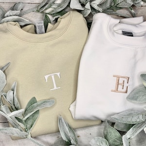 Monogram Embroidered Initial Sweatshirt, Personalized Embroidery Monogram Sweatshirt, Minimal Crewneck Sweatshirt