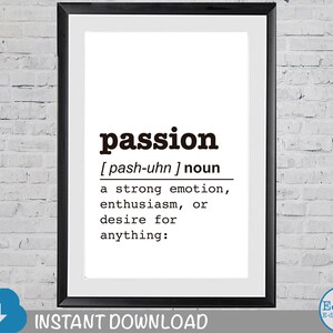 Könnte beinhalten: Schwarzweißes druckbares Wandbild mit der Definition des Wortes "Passion". Die Definition lautet: "[pash-uhn] Substantiv ein starkes Gefühl, Enthusiasmus oder ein Verlangen nach irgendetwas:"