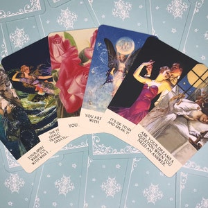 K&ouml;nnte beinhalten: Ein Set mit sechs Orakelkarten mit farbenfrohen Illustrationen und inspirierenden Botschaften. Die Karten zeigen Bilder von Feen, Rosen und Menschen. Die Botschaften auf den Karten lauten: "Dein Geist, wenn du mit dem bist, was...", "Die Herausforderung selbst verwandelt sich...", "Du", "Du bist mit", "Es ist in Ordnung, zu haben und deine zu sprechen", und "Frage deine Tr&auml;ume, wenn du eine Antwort brauchst."