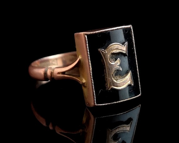 Antique onyx mourning ring, E initial, 9ct Rose go