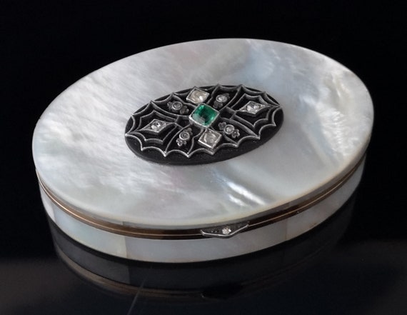 Art Deco Diamond, Emerald snuff box, 18ct gold, Mother of Pearl