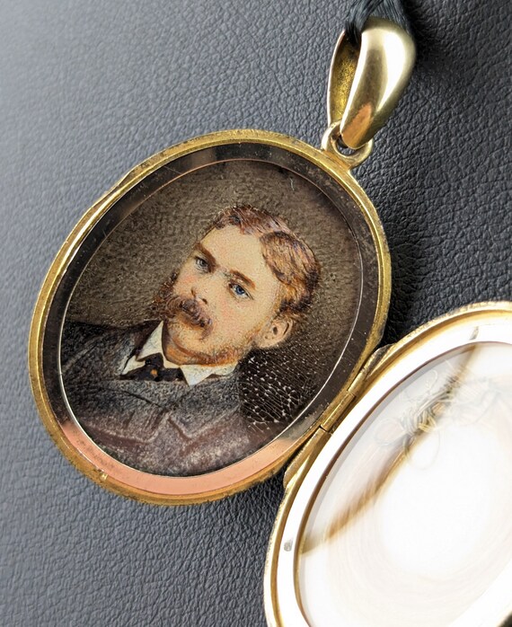 Antique 18ct gold Mourning locket, black enamel c… - image 3