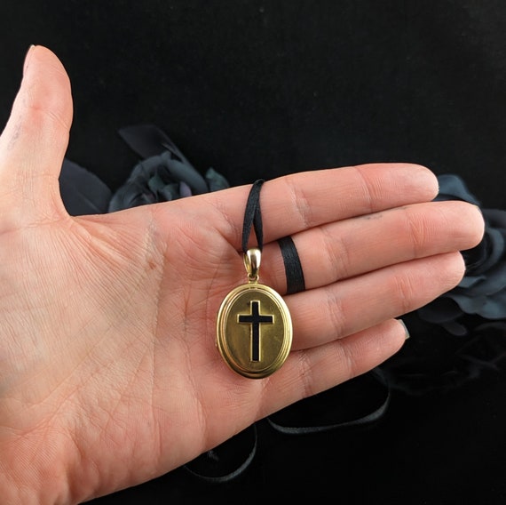 Antique 18ct gold Mourning locket, black enamel c… - image 8