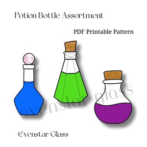 Könnte beinhalten: Drei Zaubertrankflaschen mit Korkstopfen. Die Flaschen sind mit grüner, blauer und violetter Flüssigkeit gefüllt. Die Flaschen sind mit "Potion Bottle Assortment" und "PDF Printable Pattern" beschriftet.