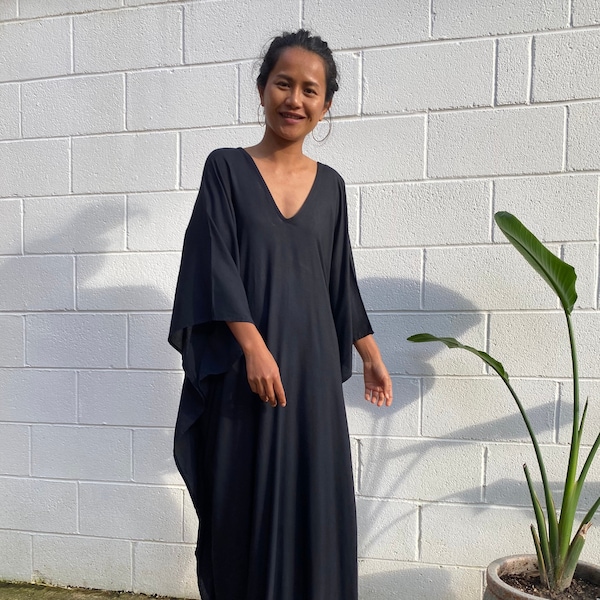 Vestido Kaftan Longo Preto Sólido em Viscose Sedosa, Estilo Resort de Luxo A-12