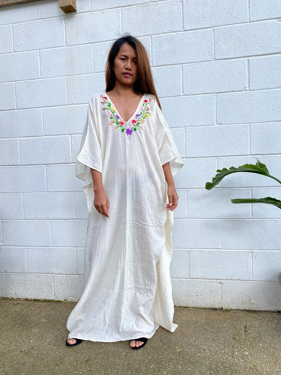 Vestido Kaftan NFVNKJ Feminino - Manga Curta, Gola V, Bordado