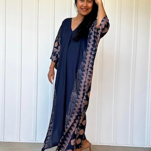 Piękny kaftan z ręcznie wykonanym sitodrukiem - jedwabna sukienka kaftan, afrykańska sukienka kaftan, narzutka plażowa, tropikalna sukienka na wakacje, suknia na rejs, kurort
