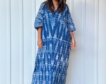 Caftano in jersey di cotone blu con tie-dye ~ Abito caftano da spiaggia, abiti estivi da donna, abbigliamento da crociera, abito caftano da vacanza, abito estivo da donna