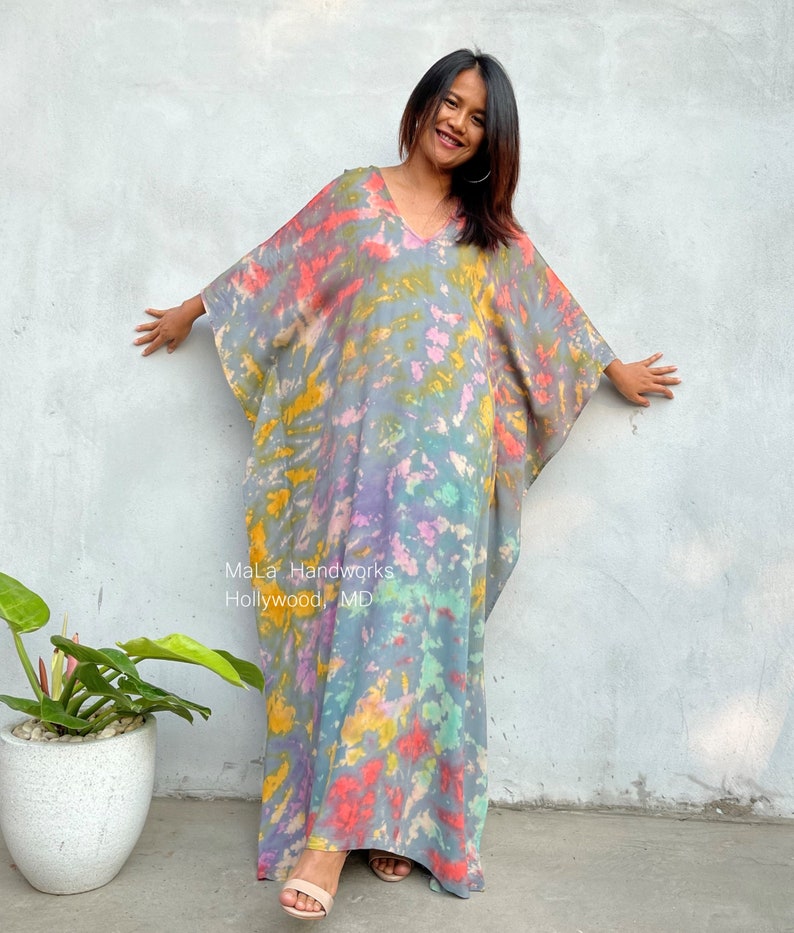 Caftán gris con estampado tie-dye arcoíris A-15 Tallas grandes Caftán arcoíris Vestidos de playa para mujer Ropa de vacaciones Vestido de descanso Ropa de resort Mumu imagen 1