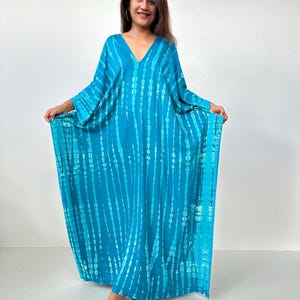 Kaftán azul turquesa con estampado tie-dye blanco roto A-99 imagen 4