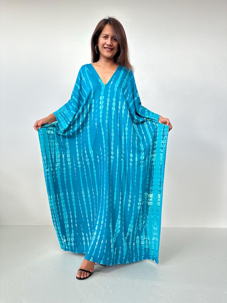 Kaftán azul turquesa con estampado tie-dye blanco roto A-99 imagen 4