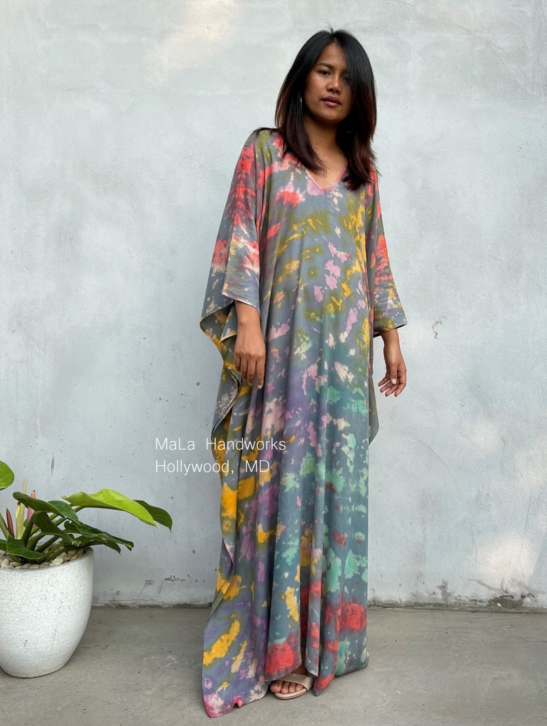 Caftán gris con estampado tie-dye arcoíris A-15 Tallas grandes Caftán arcoíris Vestidos de playa para mujer Ropa de vacaciones Vestido de descanso Ropa de resort Mumu imagen 4