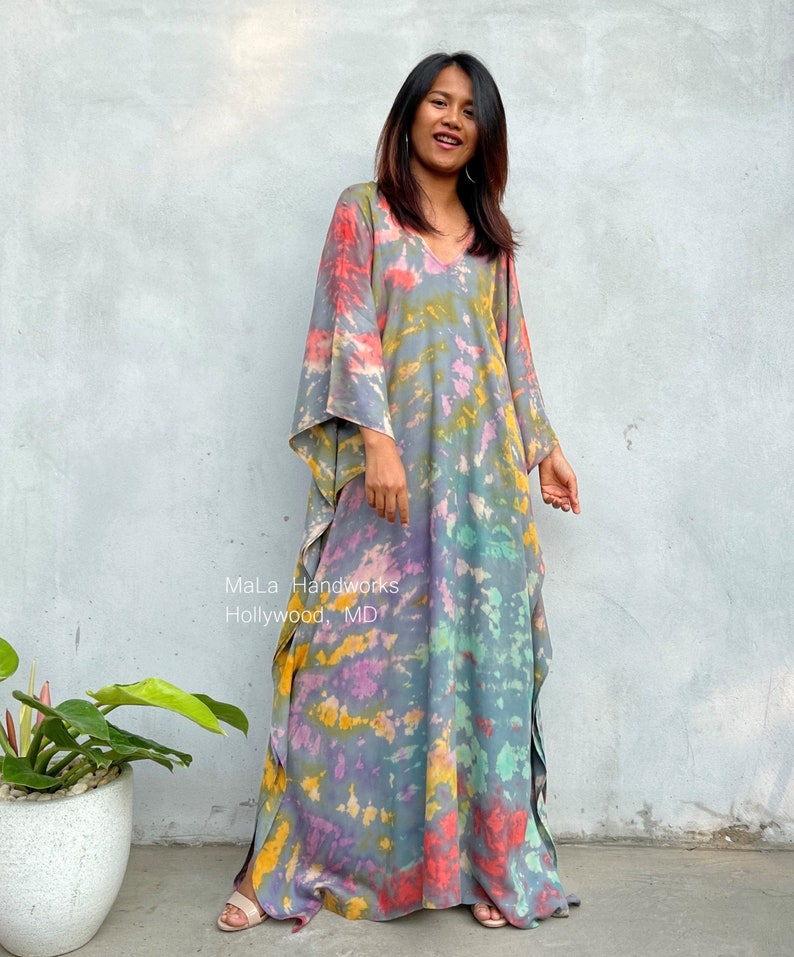 Caftán gris con estampado tie-dye arcoíris A-15 Tallas grandes Caftán arcoíris Vestidos de playa para mujer Ropa de vacaciones Vestido de descanso Ropa de resort Mumu imagen 2