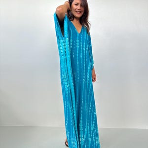 Kaftán azul turquesa con estampado tie-dye blanco roto A-99 imagen 3