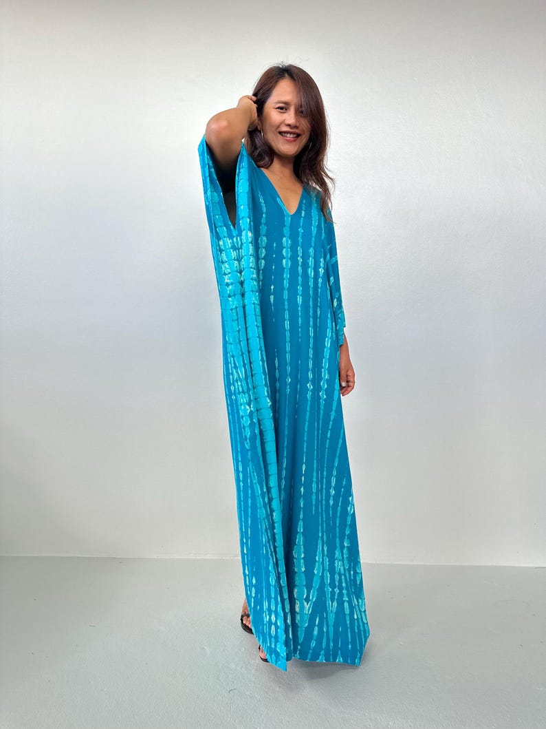 Kaftán azul turquesa con estampado tie-dye blanco roto A-99 imagen 3