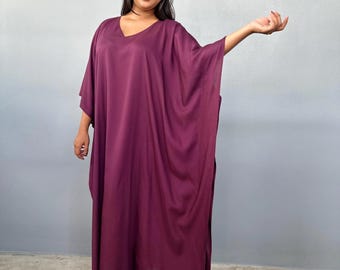 Caftán de rayón color berenjena: ropa de descanso para la playa.