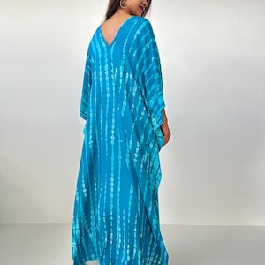Kaftán azul turquesa con estampado tie-dye blanco roto A-99 imagen 2