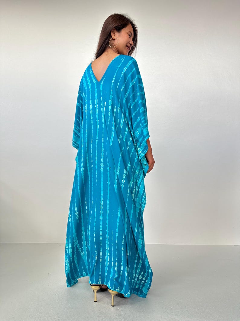 Kaftán azul turquesa con estampado tie-dye blanco roto A-99 imagen 2