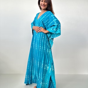 Kaftán azul turquesa con estampado tie-dye blanco roto A-99 imagen 10
