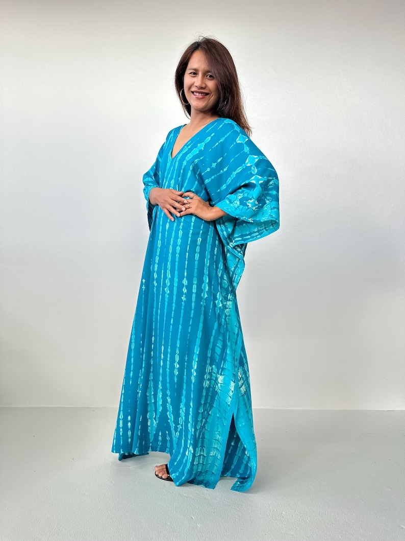 Kaftán azul turquesa con estampado tie-dye blanco roto A-99 imagen 10