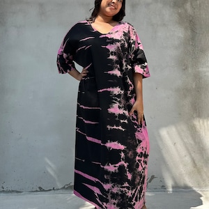 Svart med rosa tie dye bomullsjersey kaftan CO-45 ~ Vinterloungekläder, Julklappar till mamma, Kaftanklänning i plusstorlek, Högtidsklänning