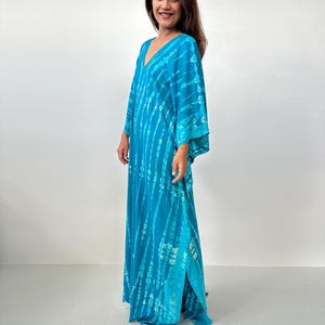 Kaftán azul turquesa con estampado tie-dye blanco roto A-99 imagen 6