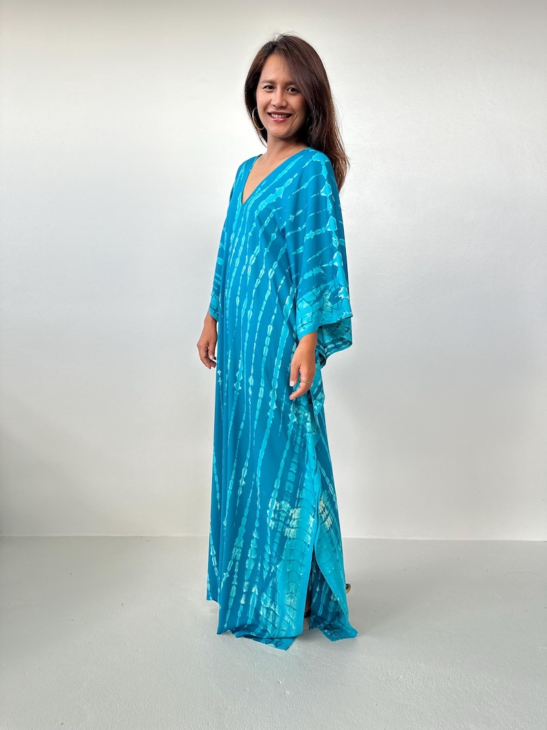 Kaftán azul turquesa con estampado tie-dye blanco roto A-99 imagen 6
