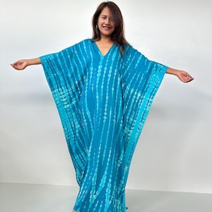 Kaftán azul turquesa con estampado tie-dye blanco roto A-99 imagen 8
