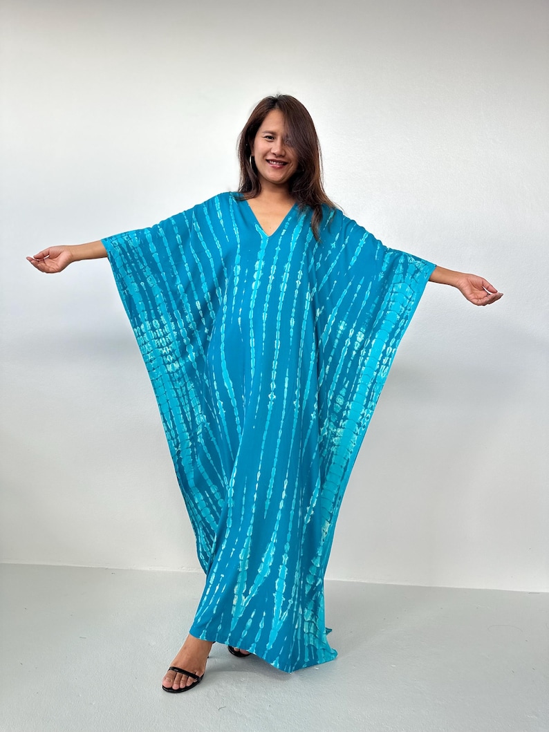 Kaftán azul turquesa con estampado tie-dye blanco roto A-99 imagen 8