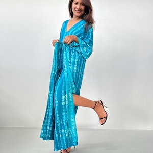 Kaftán azul turquesa con estampado tie-dye blanco roto A-99 imagen 5