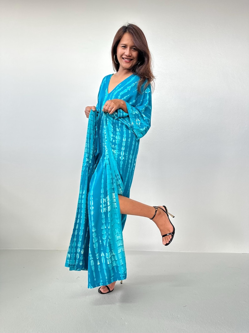 Kaftán azul turquesa con estampado tie-dye blanco roto A-99 imagen 5