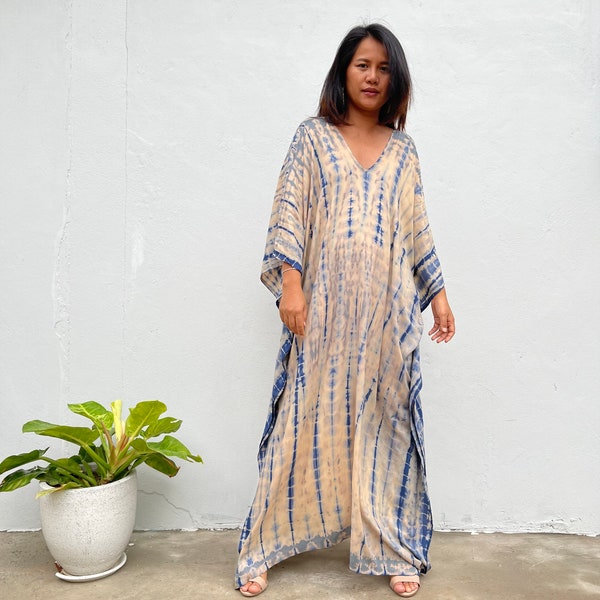 Vestido de verano Kaftan A-72 color crema con teñido anudado azul Tejido de rayón teñido a mano Opciones de largo