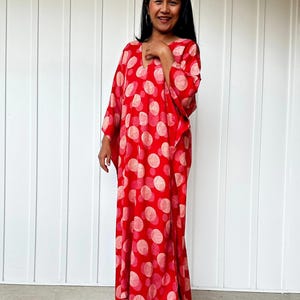 Caftán Mala Red con estampado serigrafiado a mano A-229 Vestido Mumu Ropa de San Valentín Vestido de estar Vestido de maternidad Regalo para ella