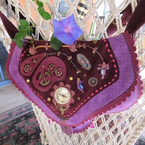 Große handgefertigte Ledertasche für Frauen Lila und Burgund Steampunk Schulter mit funktionierendem Kompass Glow in the Dark Details und blauem Kristall